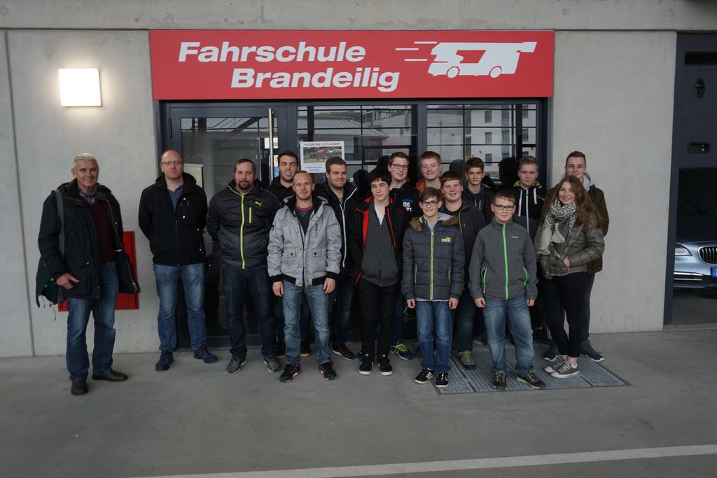 Gruppenfoto Jugendfeuerwehr beim Ausflug zur Feuerwehrschule Würzburg